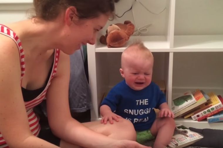 Najveće razočaranje: Beba svaki put plače na kraju knjige! (VIDEO)