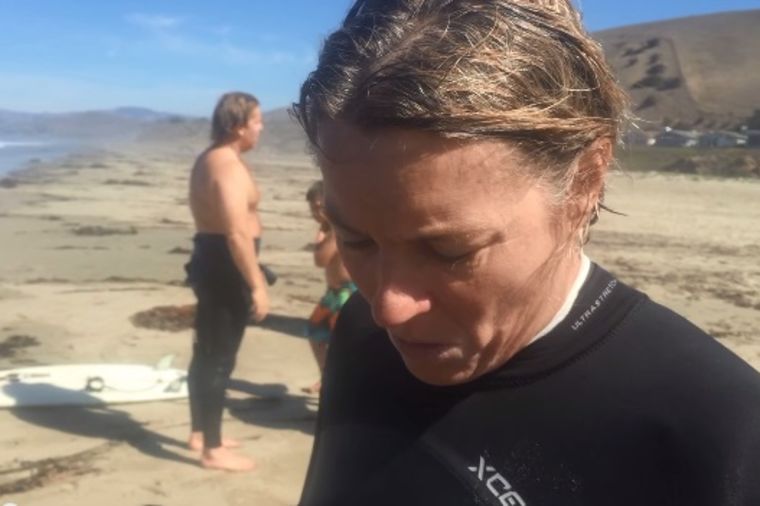 Za dlaku izbegla sigurnu smrt: Surferka preživela napad velike ajkule! (VIDEO)