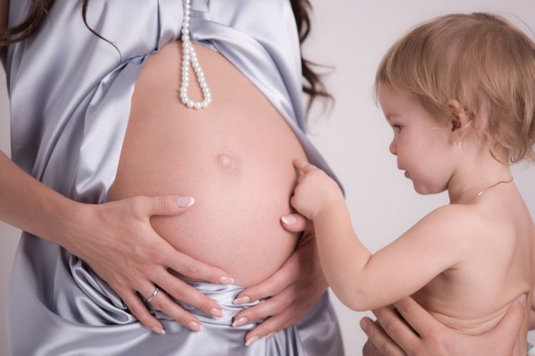 Snimak koji će vas raznežiti: Evo šta beba radi u maminom stomaku! (VIDEO)