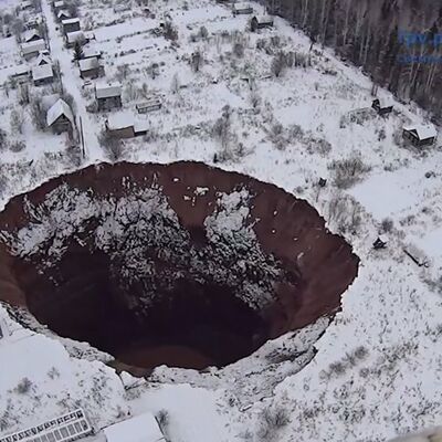 Čudo u Rusiji: Ogromna rupa preti da proguta ceo grad! (VIDEO)
