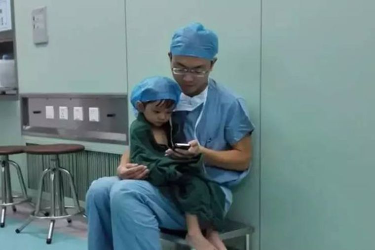 Ovaj doktor je oduševio svet: Evo kako je smirio devojčicu pred operaciju! (FOTO)
