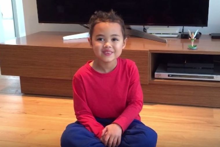 Mali genije sve pogađa: Trikovi devojčice (6) hit na internetu! (VIDEO)