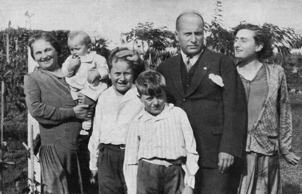 Deca, Benito Musolini, Eda Musolini