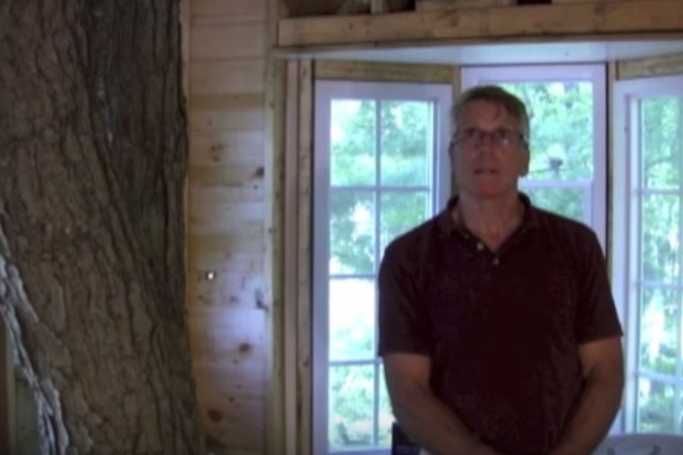 Najbolji deka na svetu: Unucima napravio ogromnu kuću na drvetu! (VIDEO)