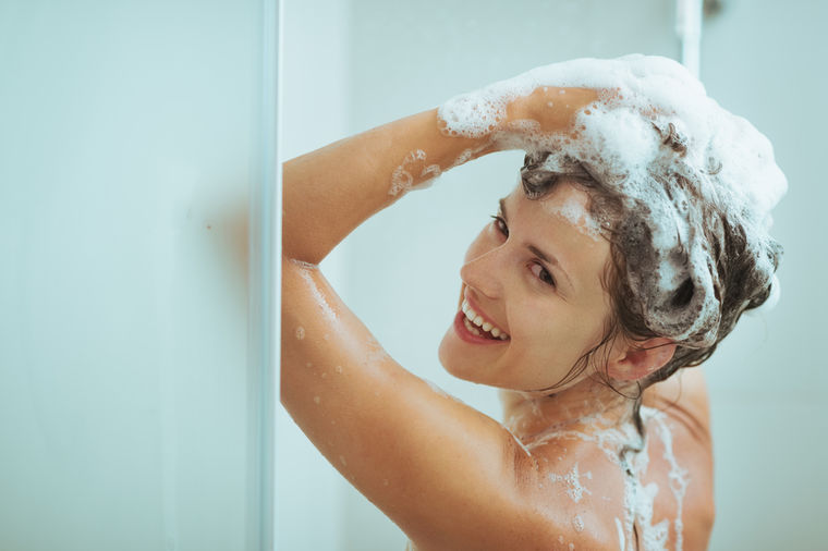 Problem masne kose: Umesto šampona stavila deterdžent za pranje sudova, evo rezultata! (FOTO)