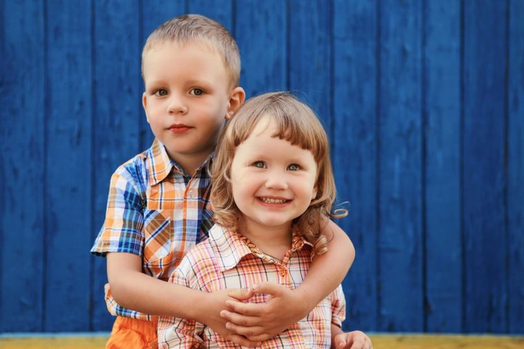 Stariji brat i mlađa sestra: 9 stvari koje ih povezuju do kraja života!