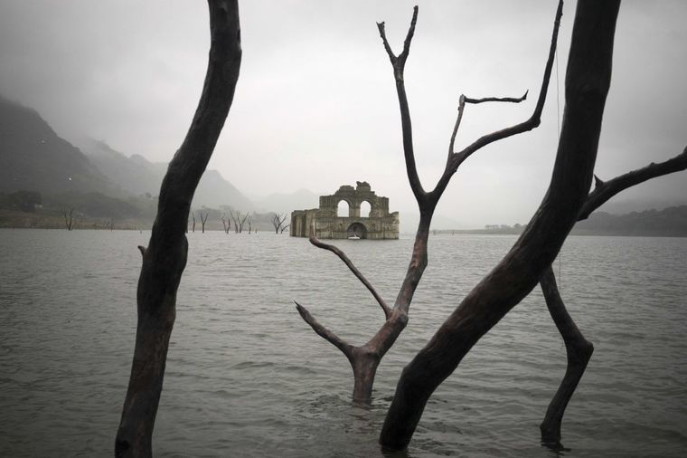 Čudo u Meksiku posle 40 godina: Potopljeni hram izronio iz jezera! (VIDEO)