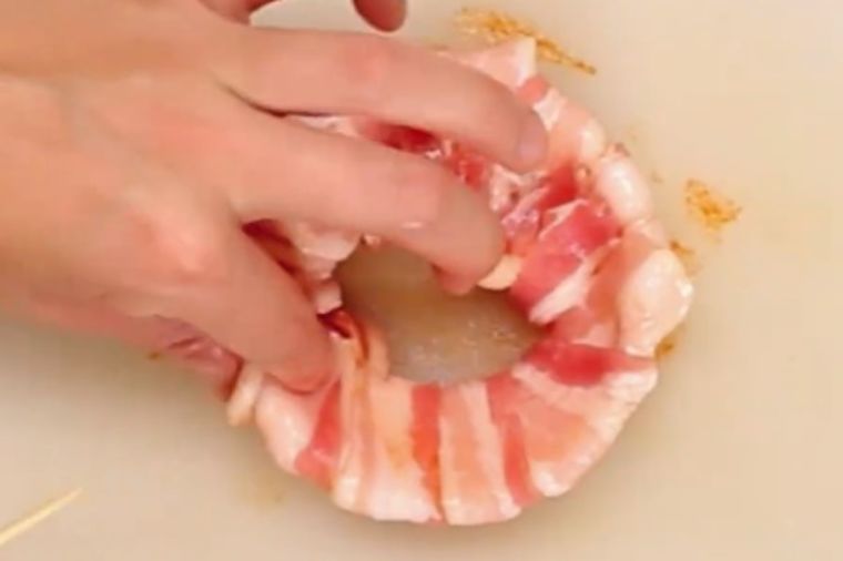 Umotala je slaninu oko luka: Napravila je nešto preukusno! (VIDEO)