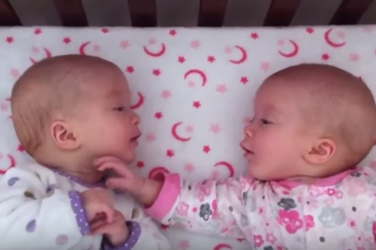 Mama je stavila bebe bliznakinje u krevet: Ono što je usledilo će vas oduševiti! (VIDEO)