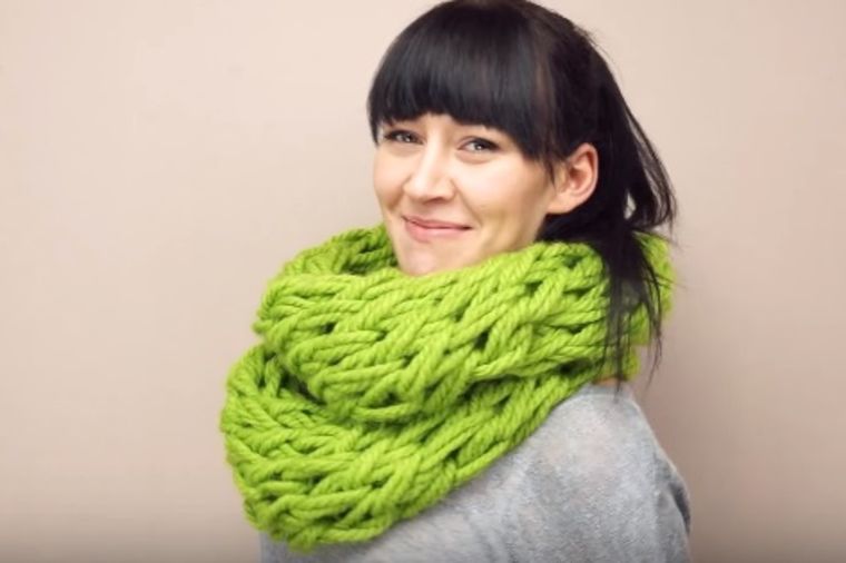 Bez igala, samo pomoću ruku: Kako da napravite prelepi šal! (VIDEO)