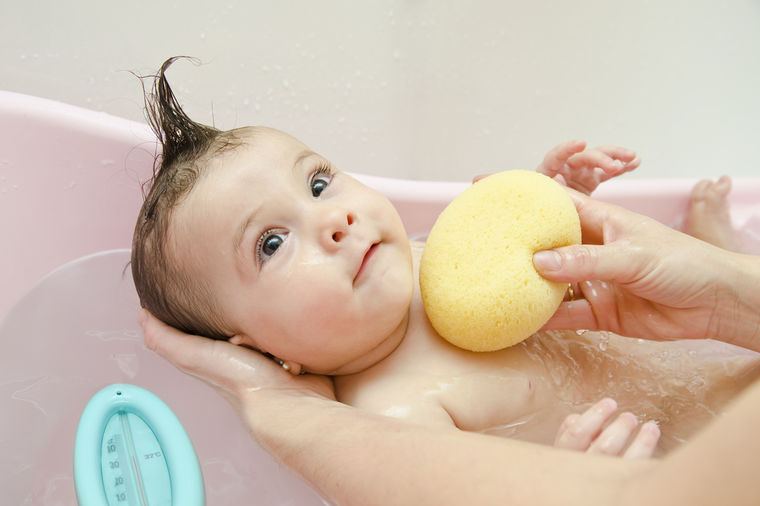 Mame, obratite pažnju: Šta sve treba da znate o kupanju bebe