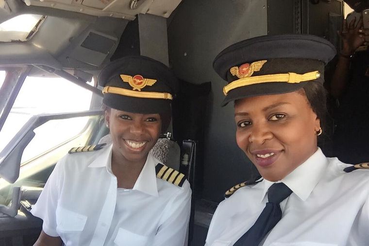 Ušle u istoriju: Po prvi put žene kapetani za upravljačem boinga 737! (FOTO)