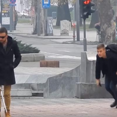 Slepom Beograđaninu ispao novčanik: Prolaznici pokazali koliko smo stvarno nepošteni! (VIDEO)