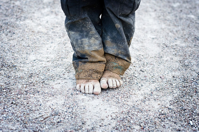 Svaka peta siromašna osoba je dete: U Srbiji 2.000 dece živi i radi na ulici