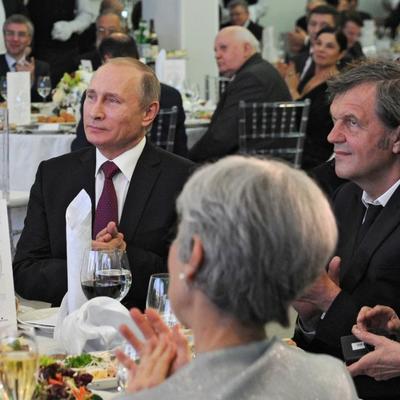 Za istim stolom: Emir Kusturica rame uz rame sa Putinom! (FOTO)