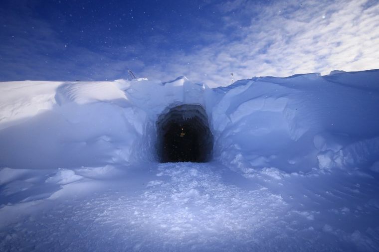 Šetnja ispod 580 metara leda: Ovo je najveći ledeni tunel na svetu! (FOTO)