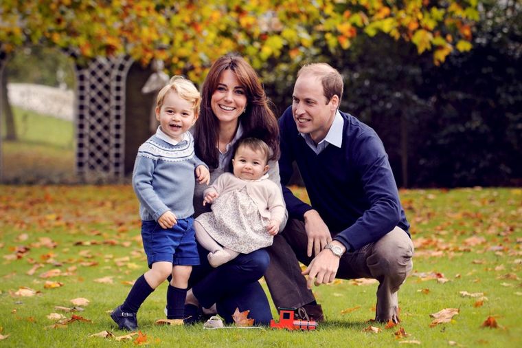 Božićna čestitka kraljevske porodice: Novi portret Kejt i Vilijama sa decom! (FOTO)