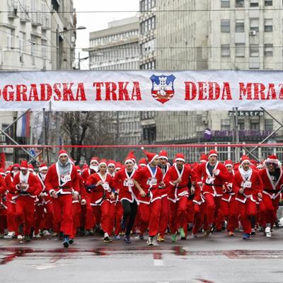 Trka Deda Mrazova u Beogradu: Humanitarna akcija za pomoć deci oboleloj od cerebralne paralize