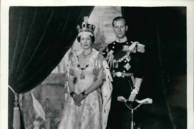 Ljubavna priča kraljice Elizabete i princa Filipa: Upoznala ga sa samo 13 godina! (FOTO)