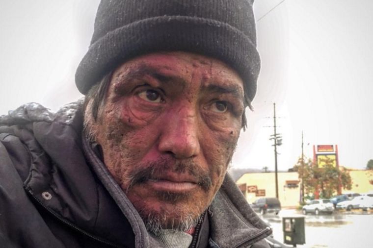 Pitala beskućnika zašto je na ulici: Njegov odgovor će vas rasplakati! (FOTO)