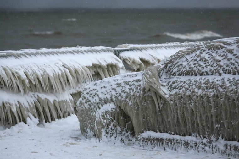 Parkiranje pored jezera ih skupo koštalo: Smrznuti automobili u oluji! (FOTO)