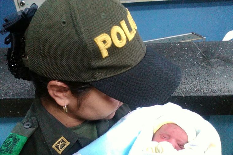 Policajka spasila napušteno novorođenče: Svojim postupkom oduševila svet! (FOTO, VIDEO)