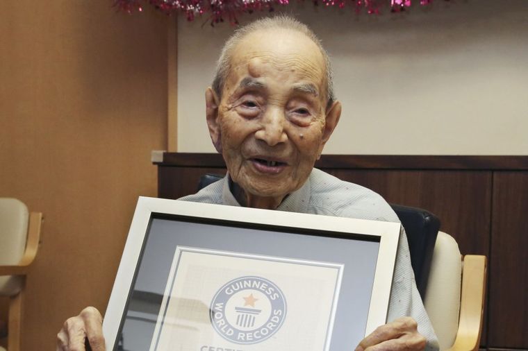 Živeo punih 112 godina: Preminuo najstariji muškarac na svetu (FOTO)