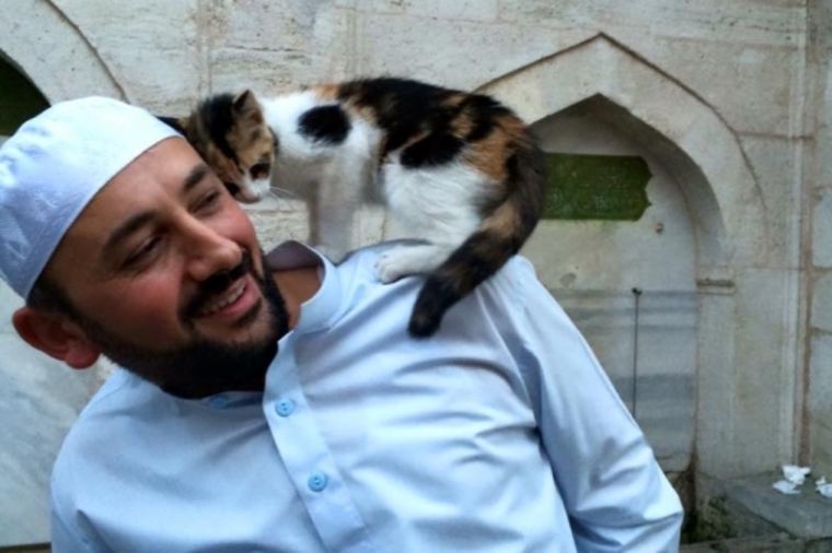 Otvorio vrata džamije mačkama: Spasao životinje sigurne smrti! (FOTO, VIDEO)