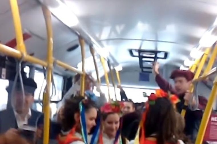 Ostavile Beograđane u čudu: Četiri neverovatne devojčice u autobusu 26! (VIDEO)