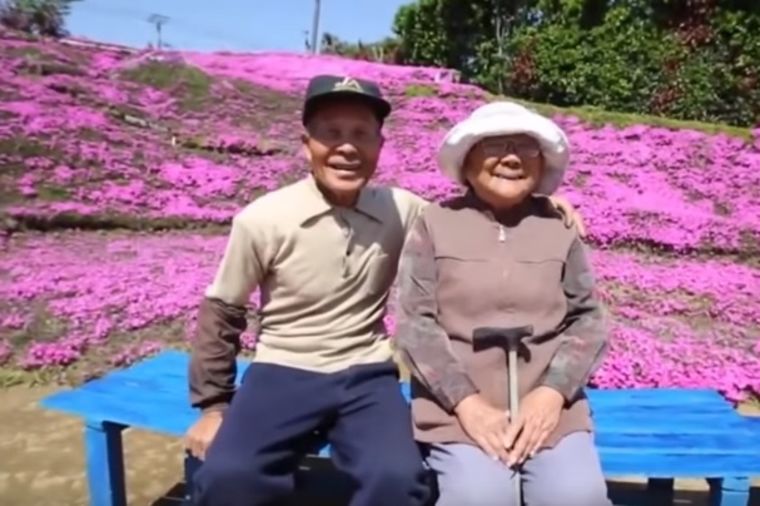 Sve za osmeh slepe bake: Rasplakaće vas šta radi njen deka! (FOTO, VIDEO)