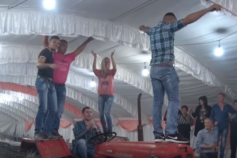 Sasvim tipična srpska svadba: Traktorom na veselje pod šatorom! (VIDEO)