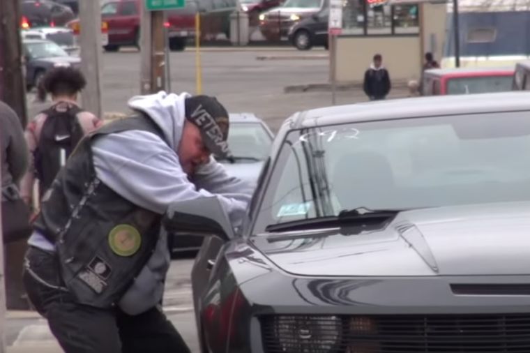 Ostavili otvoren automobil pun para: Beskućnik pokazao koliko smo nepošteni! (VIDEO)