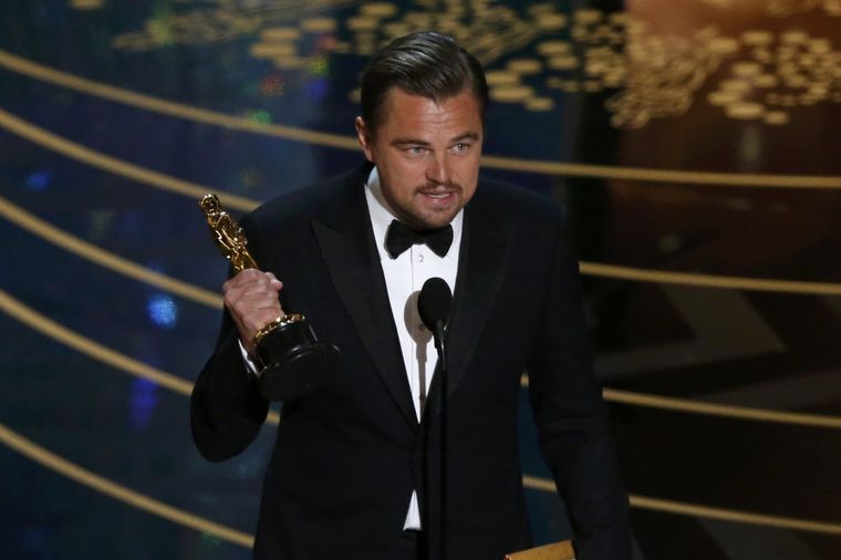 Internet gori: Šta je to Leonardo Dikaprio pokazao svima na dodeli Oskara? (FOTO)