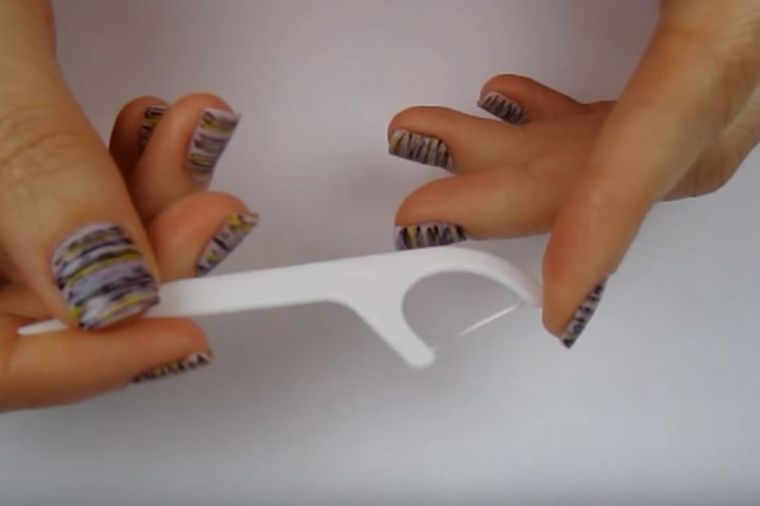 Uzela je konac za zube i lak za nokte: Njen trik postao je svetski hit! (VIDEO)