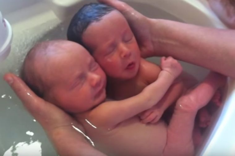Ovo je nešto najlepše što ćete videti danas: Prvo kupanje blizanaca koji se grle! (VIDEO)