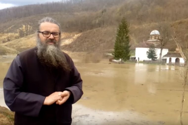 Voda guta Valjevsku Gračanicu: Svetinja stara 600 godina skoro potpuno potopljena (VIDEO)