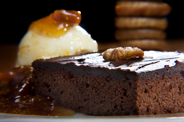 Čokoladni brauni sa orasima: Sočni kolač koji oduševljava ukusom! (RECEPT)