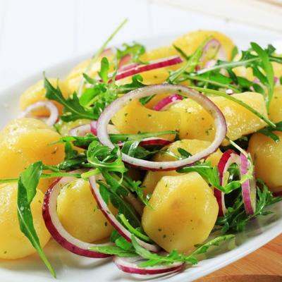 Lagani posni obrok: Šarena krompir salata (RECEPT)