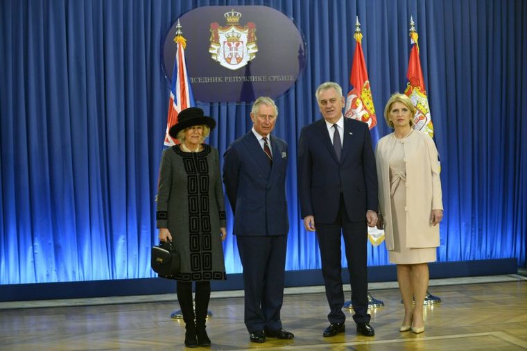 Princ Čarls i Kamila Parker stigli u Srbiju: Dočekani tradicionalno uz pogaču i so! (VIDEO)