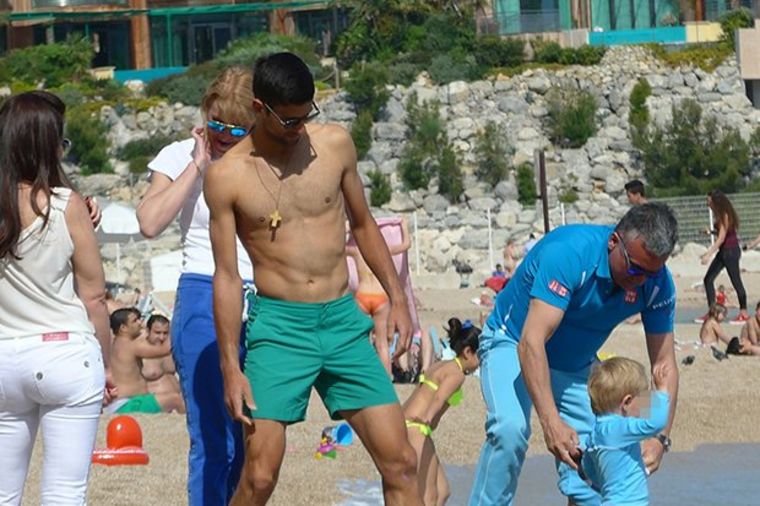 Nole sa Stefanom na plaži: Đoković pokazao šta su pravi trbušnjaci! (FOTO)
