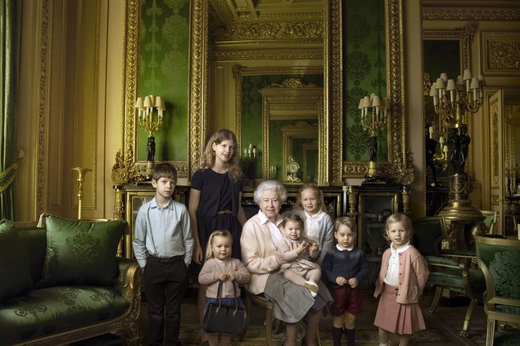 Od svih fotografija sa rođendana, ova je pobedila: Kraljica Elizabeta sa 7 naslednika! (FOTO)