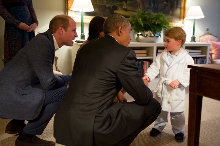 Hit na društvenim mrežama: Ovako je mali princ Džordž ugostio Obamu! (FOTO)