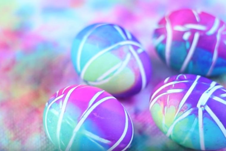 Kako da ofarbate jaja gumicom: Prugasta čarolija na uskršnjoj trpezi! (VIDEO)