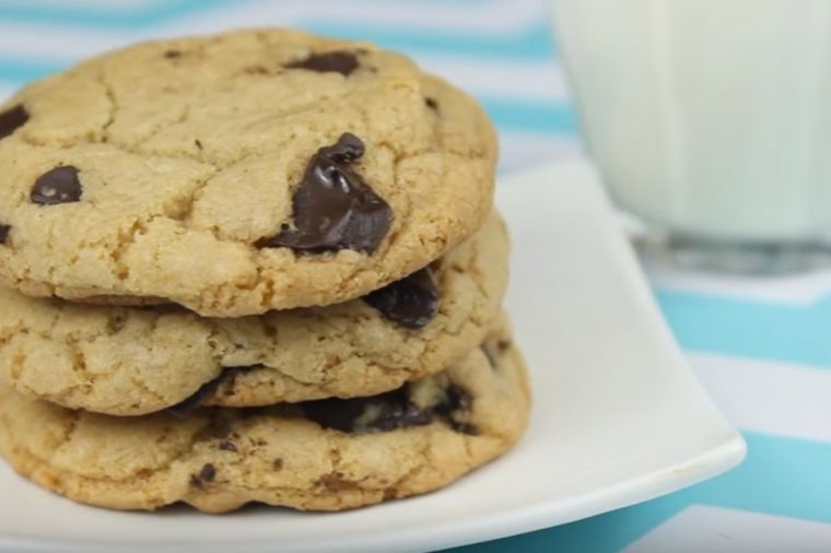 Hrskavi, jeftini i preukusni: Kako da napravite čokoladne kolačiće za 15 min! (VIDEO)