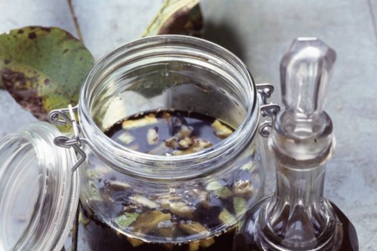KAKO SE PRAVI LIKER OD ORAHA: Najstariji recept za orahovaču, piće koje SRPKINJE OBOŽAVAJU