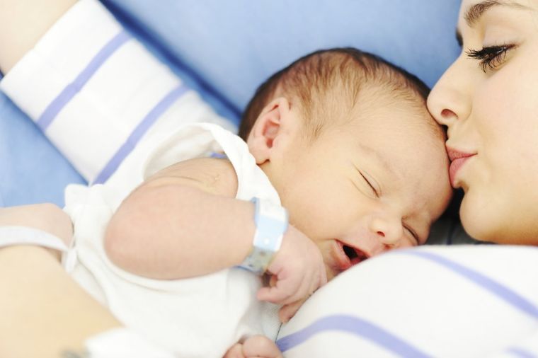 Naplatili joj držanje bebe posle porođaja: Bahatost bolnice o kojoj svi bruje! (FOTO)