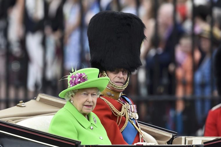 Narugali se kraljici Elizabeti: Evo zašto se ceo svet smeje britanskoj vladarki! (VIDEO)