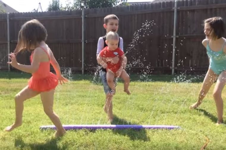 Neophodno protiv letnjih vrućina: Za nekoliko minuta napravite vodenu prskalicu! (VIDEO)