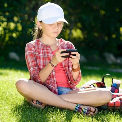 Francuska zabranjuje mobilne telefone u osnovnim školama: Pravilo će važiti i za učenike i za nastavnike
