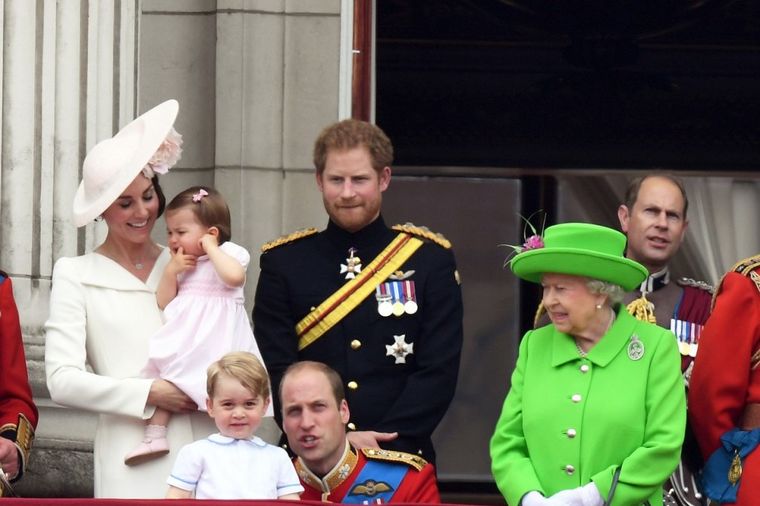 Ne sme da pisne od kraljice: Elizabeta se drala na Vilijama pred celim svetom! (VIDEO)